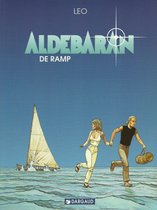 Een blonde vrouw in een wit pak en een blonde man met een tas rennen op het strand, met een zeilboot op de achtergrond. Titel: Aldebaran: De Ramp.