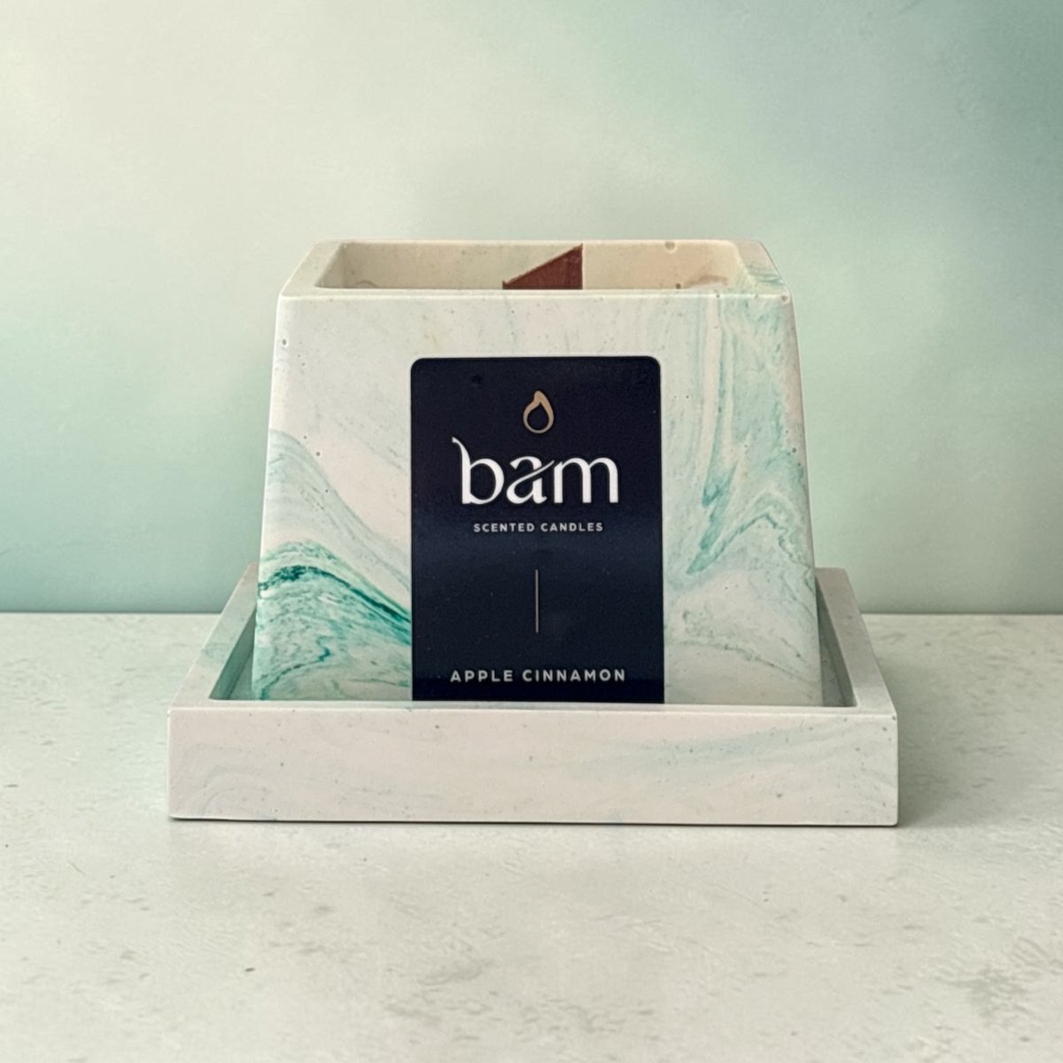 Bam Handgemaakte Apple Cinnamon Geurkaars – Groen Gemarmerd Potje met Houten Wiek met schaal - 30 branduren (115g) - cadeautip - geschenk - vegan - appel kaneel