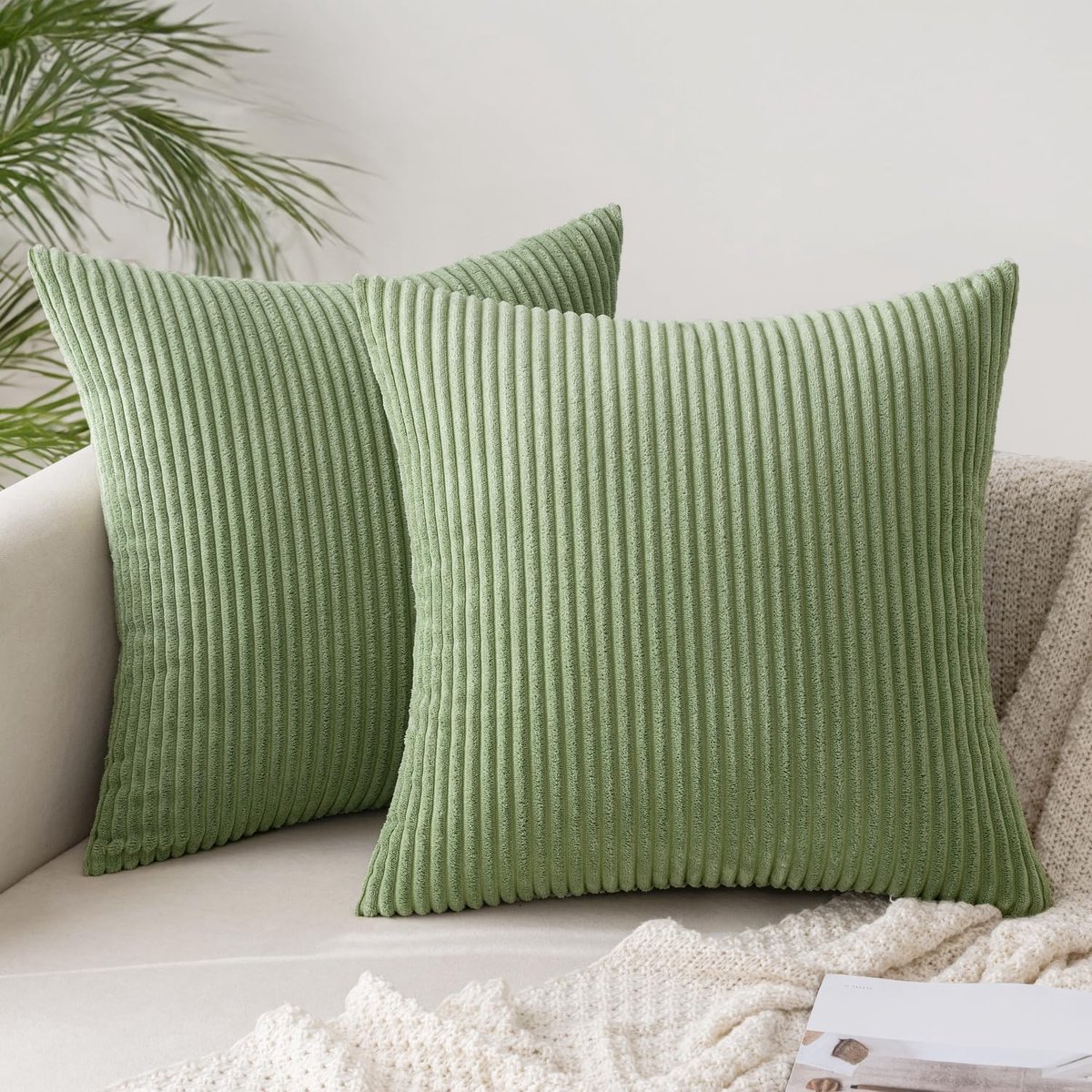 Omgoods - Set van 2 Corduroy Kussenhoezen 50x50cm Groene Bonen - Zachte Decoratieve Kussenhoezen