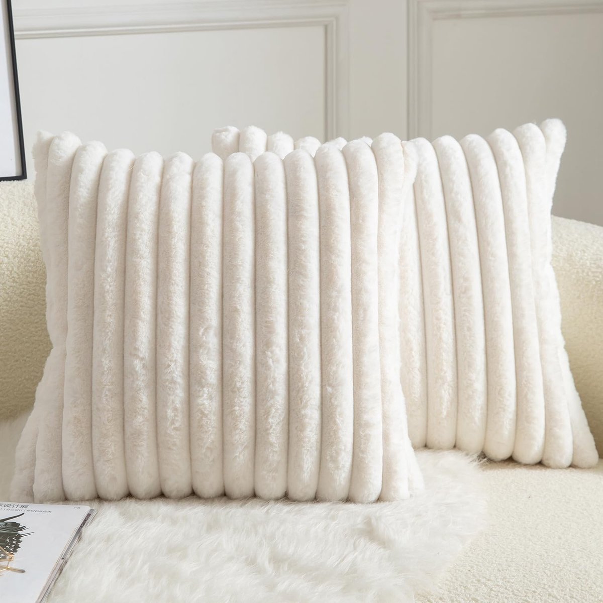 Omgoods - Set van 2 Kussenhoezen Striped Faux Fur 50 x 50 cm Crème Wit