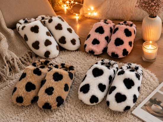 Zes paar pluizige pantoffels met hartjesprint: wit/bruin, roze/zwart, bruin/zwart en wit/zwart.