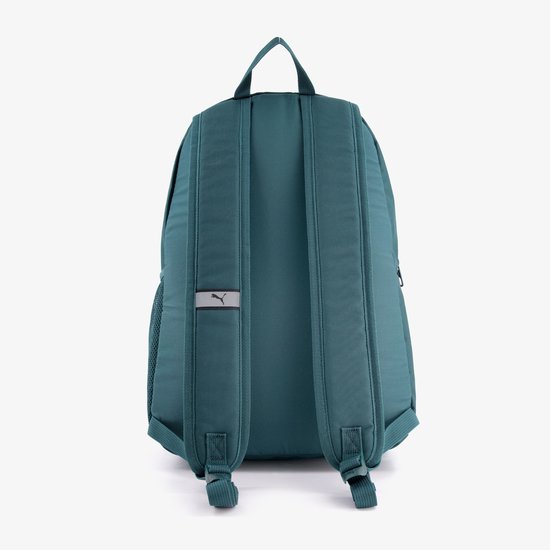 Achterkant van een groene rugzak met verstelbare banden en Puma-logo.