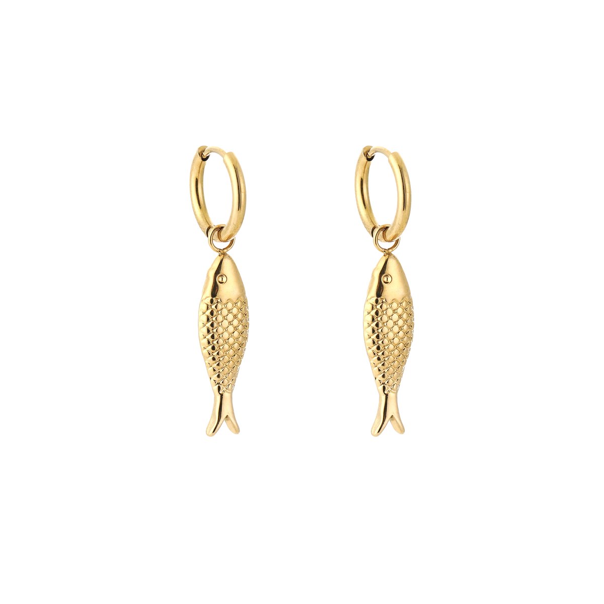 Textured Fish Charm Huggie Hoops 4CM – Luxe Strand Oorringen met Geciseleerd Visje – RVS - Goud