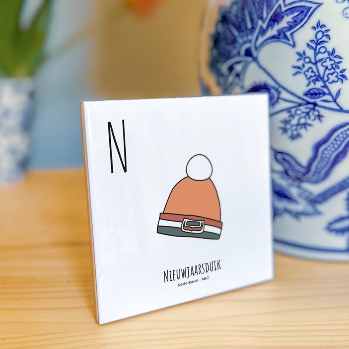 Nieuwjaarsduik - ABC tegeltje Nederland - Keramiek met Handgetekende Illustratie - Wanddecoratie - Woondecoratie - Relatiegeschenk - Souvenir - 10,8 x 10,8 cm