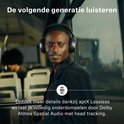 Man met zwarte Sennheiser koptelefoon in een trein/bus. Ontdek meer details dankzij aptX Lossless en Dolby Atmos Spatial Audio.