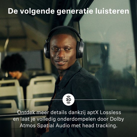 Man met zwarte Sennheiser koptelefoon in een trein/bus. Ontdek meer details dankzij aptX Lossless en Dolby Atmos Spatial Audio.