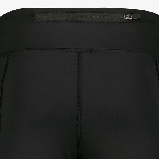Sluiting van de achterzak met rits aan de tailleband van de zwarte sportlegging.