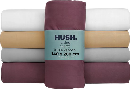 Stapel bordeaux, grijs, beige en witte hoeslakens met HUSH. Living label.
