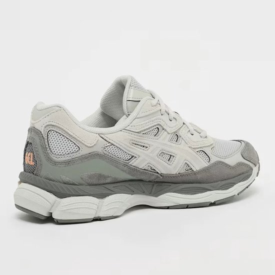 Zijkant van de grijze ASICS Gel-NYC sneaker met oranje 'GEL' logo op de hiel.