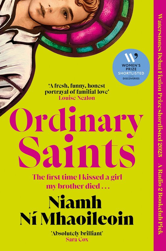 Boekcover met de titel 'Ordinary Saints' in grote roze letters op een gele achtergrond. Een vrouwengezicht is zichtbaar aan de bovenkant.
