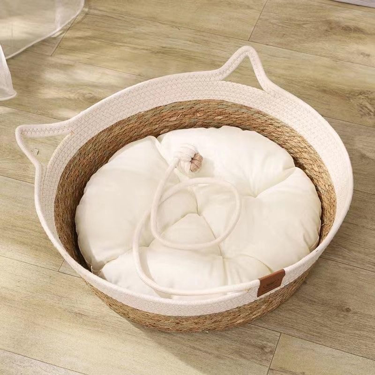 Famanu – Kattenhok in de vorm van een grot, handgemaakte rotanmand met 100% katoenen kussen, 40 x 40 x 13 cm, bruin en wit