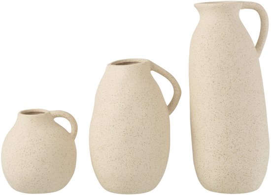 Drie beige keramieken kruiken met handvatten, met spikkels.