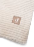 Crèmekleurig boxkleed met ribbelstructuur en een bruin label met het Jollein logo.