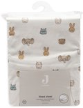 Wieg laken met dierenprint: konijnen, olifanten, beren en egels op een witte achtergrond.