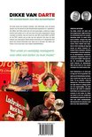 Darters met trofeeën, op de voorgrond een man met een voetbaltrofee.