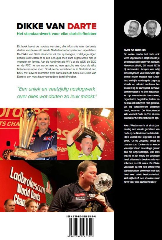 Darters met trofeeën, op de voorgrond een man met een voetbaltrofee.
