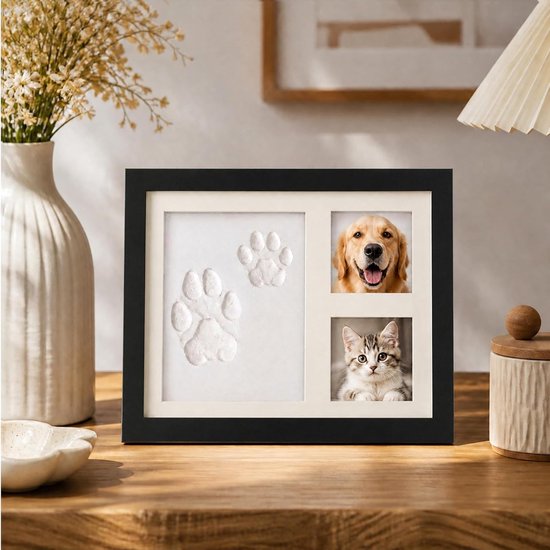 Zwart fotolijst met gouden retriever, kattenfoto en twee pootafdrukken.