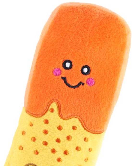 Close-up van een oranje en geel pluche ijsje met een vrolijk geborduurd gezichtje en roze wangetjes.
