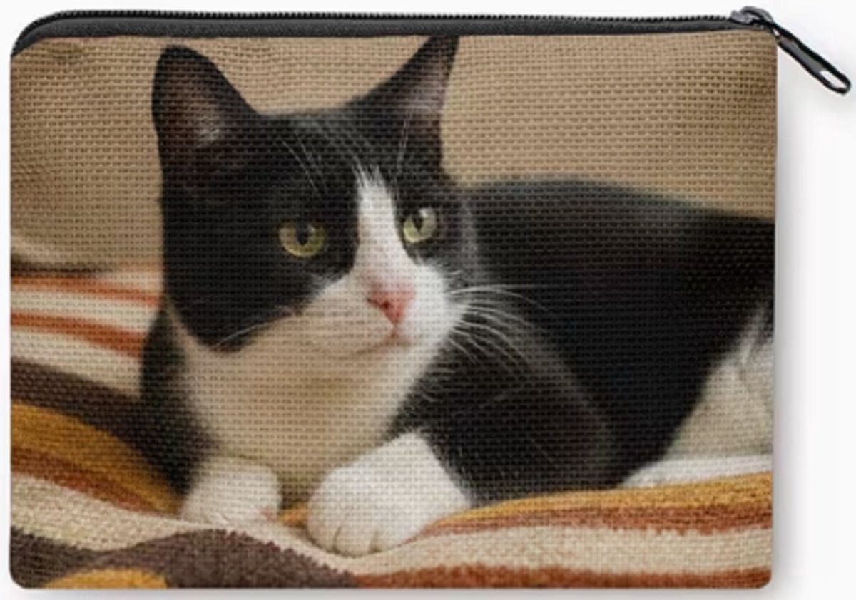 Gemakkelijk om erbij te hebben, dit handige rits portemonneetje 10x14cm. Een mooie afbeelding van kat die op een plate ligt. Erg leuk om voor jezelf te kopen of om cadeau te geven. Ook leuk bij Sinterklaas, Kerst of vakantie.