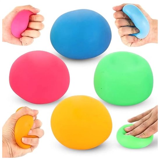 Een groep van vijf gekleurde stressballen: blauw, roze, groen, geel en oranje. Handen knijpen in roze, oranje en blauwe ballen.