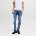 Man met slanke blauwe jeans en witte t-shirt, voorkant.