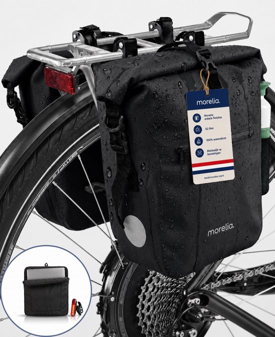Zwarte, dubbele, waterdichte fietstassen met Morelia logo, bevestigd aan de achterkant van een fiets.