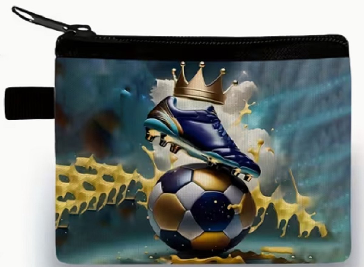 Gemakkelijk om erbij te hebben, dit handige rits portemonneetje 10x14cm. Een mooie afbeelding van een voetbal onder de voetbalschoen. Erg leuk om voor jezelf te kopen of om cadeau te geven. Ook leuk bij Sinterklaas, Kerst of vakantie.