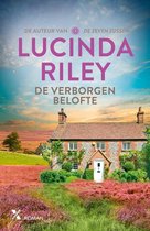 Boek 'De verborgen belofte' van Lucinda Riley, met een Engelse cottage in een heideveld.