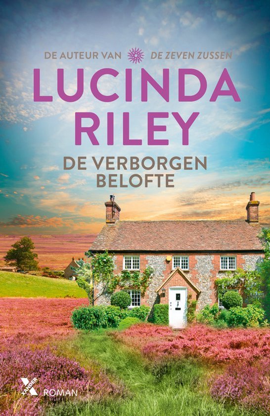 Boek 'De verborgen belofte' van Lucinda Riley, met een Engelse cottage in een heideveld.