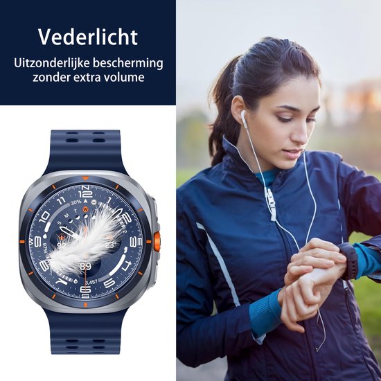Vrouw met oortjes draagt een donkerblauw sportjack en kijkt op haar donkerblauwe smartwatch met zilveren rand en oranje accenten.