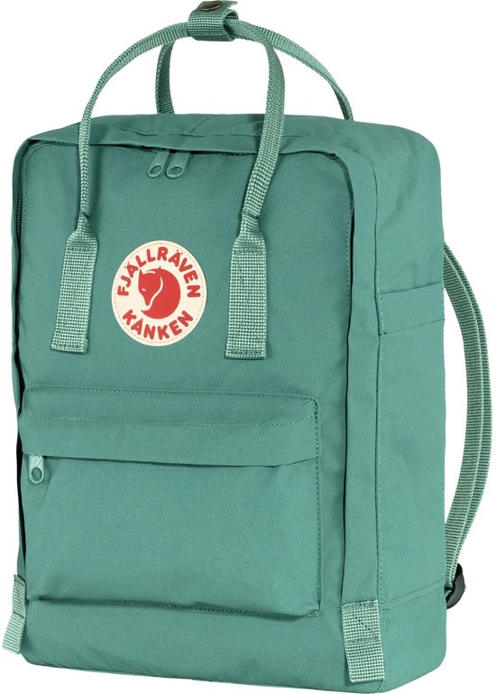 Groene Kånken rugzak met logo, voorvak en handvatten.
