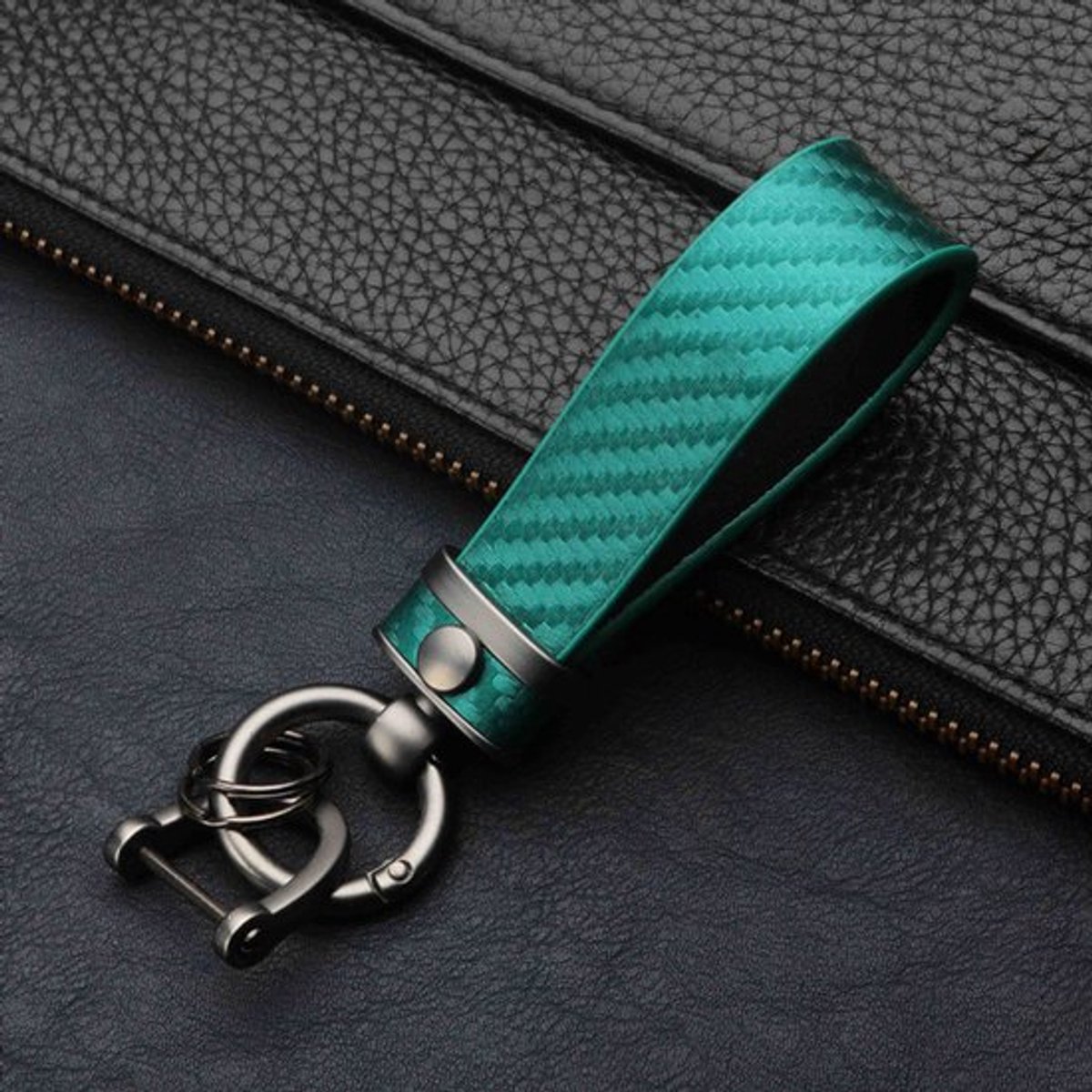 Metalen autosleutelhanger｜360° draaibaar anti‑verlies sleutelhouder met koolstofvezeltextuur, inclusief sleutelring en schroevendraaier, 11,5×2 cm