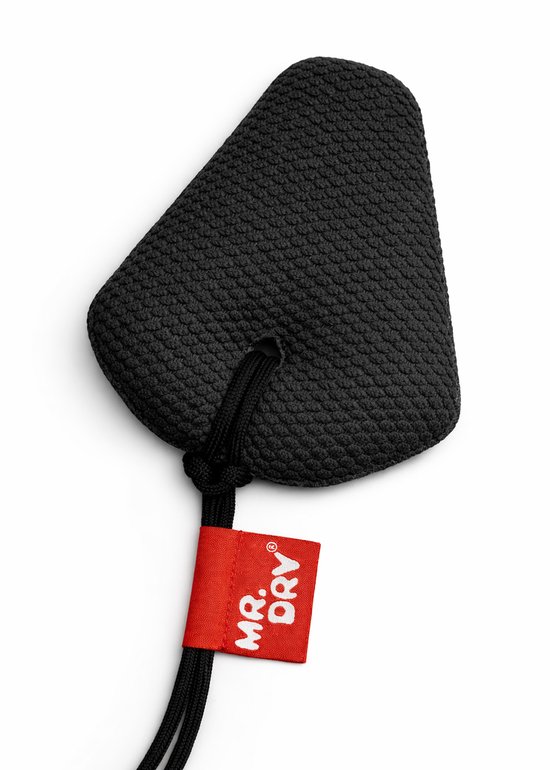 Zwarte fietszadeldroger met een gestructureerd oppervlak en een rood label met 'MR. DRY'.