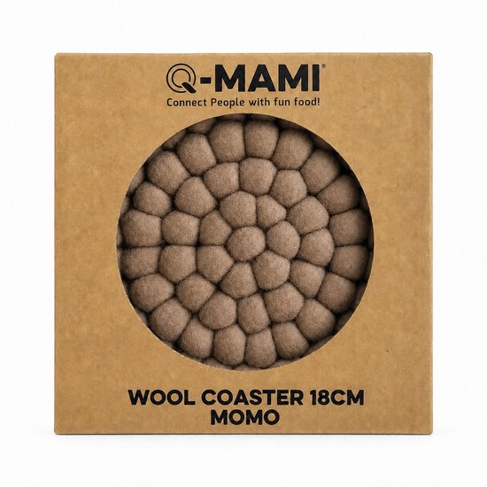 Vierkante doos met Q-MAMI logo, met ronde vilten onderzetter 'MOMO' van 18 cm in bruine wol.