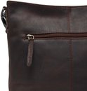 Detail van donkerbruine leren schoudertas met rode stiksels en een ritssluiting met het Chesterfield Brand logo.