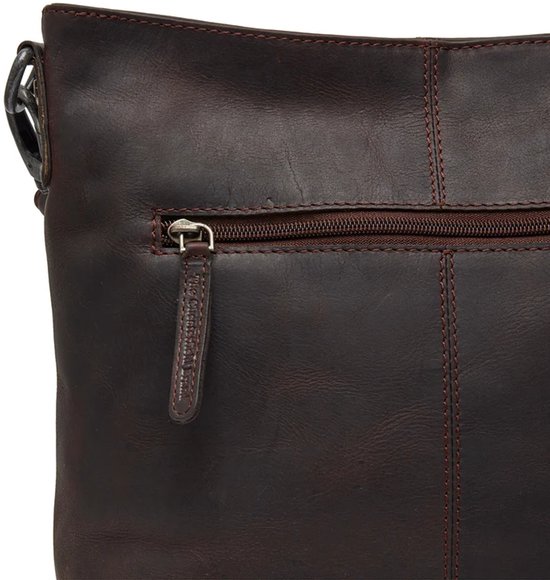 Detail van donkerbruine leren schoudertas met rode stiksels en een ritssluiting met het Chesterfield Brand logo.