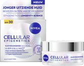 NIVEA Cellular Epigenetics Huidverjongende Dagcrème SPF 30 in witte pot met zilveren deksel, op een achtergrond van de doos met de tekst 'Jonger uitzien huid'.