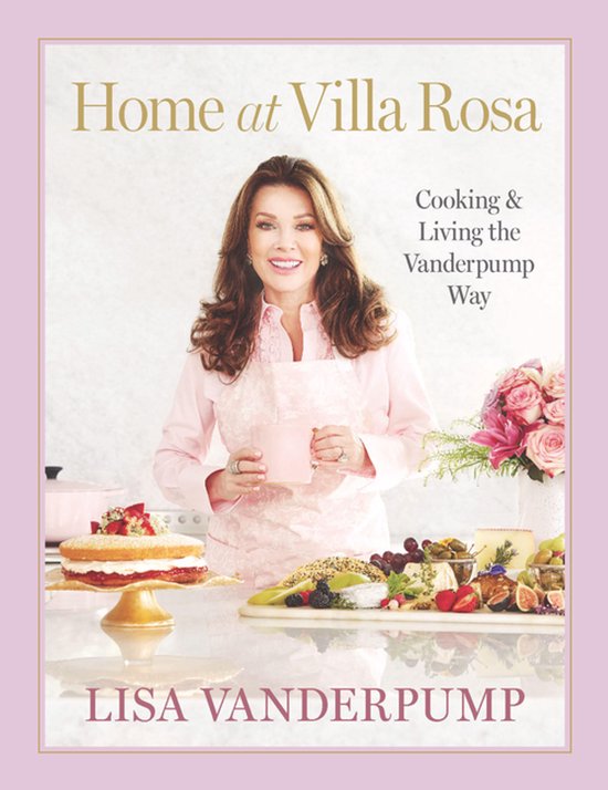 Lisa Vanderpump met een mok, in een roze schort voor een boek met de titel 'Home at Villa Rosa'