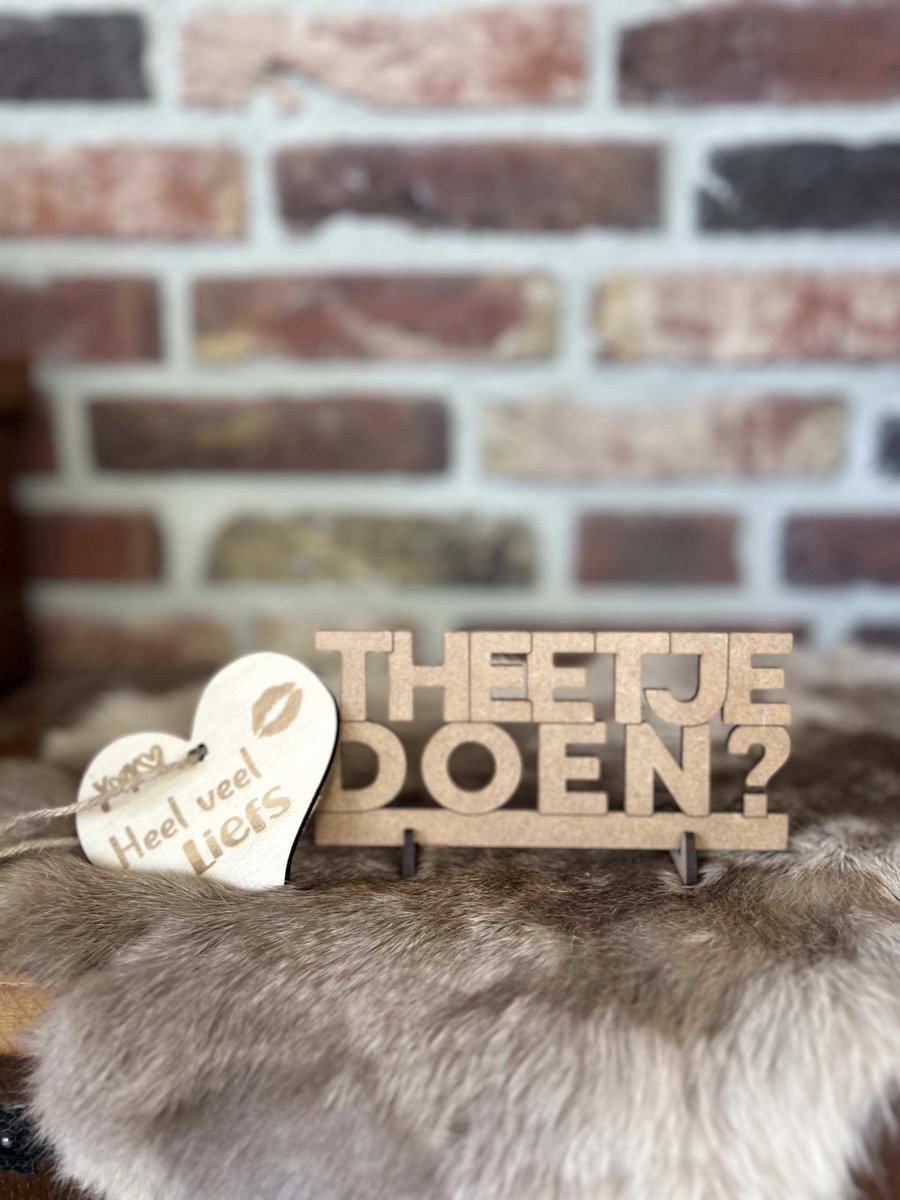 Creaties van hier – tekst met voetjes - 7x15cm - theetje doen? - natural - met houten hartje