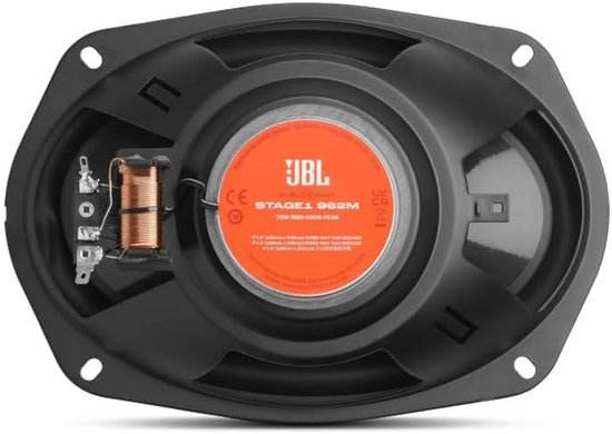Onderkant van een JBL Stage1 962M 3-weg coaxiale luidspreker met oranje label met specificaties en koperen spoel.