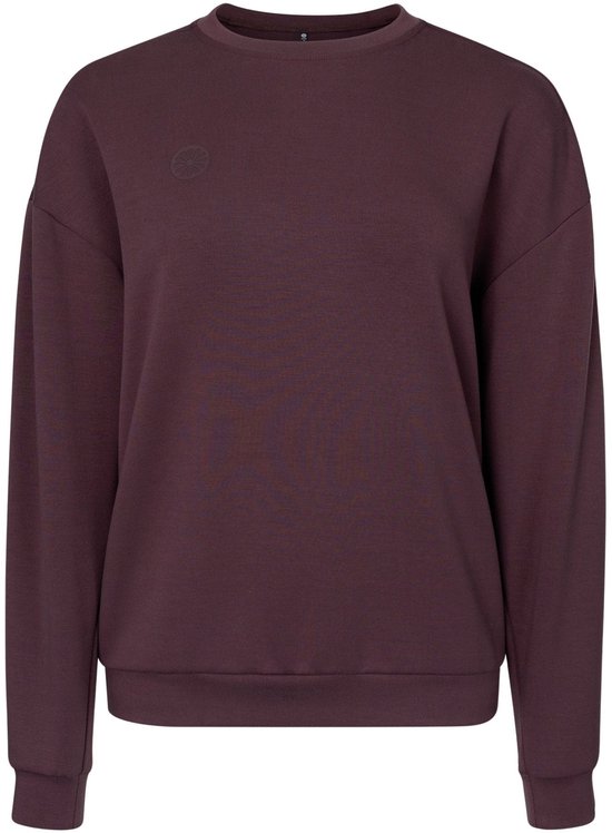 Bordeauxrode sweater met ronde hals en een subtiel logo op de linkerborst.