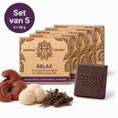 Set van 5 'Amma Cacao RELAX' repen, met Reishi, Lion's Mane en Jatamansi. Ook afgebeeld zijn de ingrediënten: Reishi paddestoelen, Lion's Mane en gedroogde wortels.