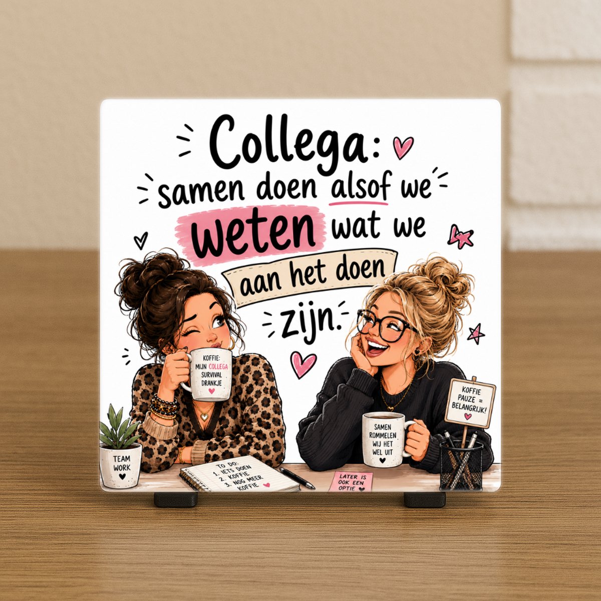 CreaCraft Spreuktegel “Collega: samen doen alsof we weten wat we aan het doen zijn” – Cadeau tegeltje – Trendy nu – Woondecoratie – Vriend(in), familie, collega – Zomaar – Incl standaard – Cadeau idee – Wenstegeltje