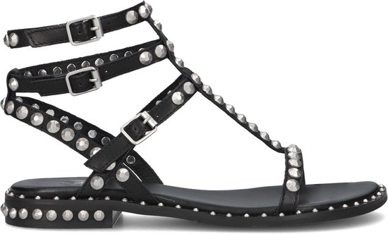 Sandales noires en cuir avec des boucles et des clous argentés sur les lanières et la semelle.
