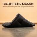 Onderkant van een grijs hondenkussen met antislip noppen.