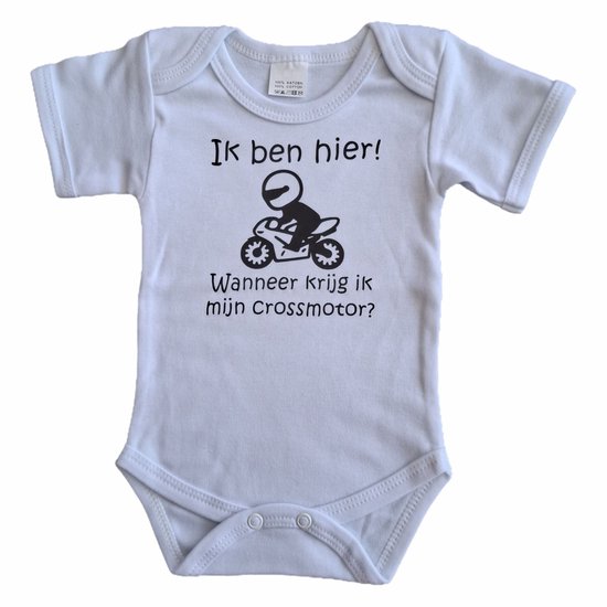 Witte romper met "Ik ben hier! Wanneer krijg ik mijn Crossmotor?" tekst en motorrijder.
