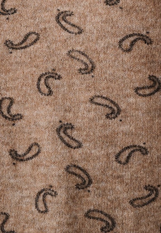 Detailopname van een beige gebreide stof met een herhalend zwart paisley-patroon.