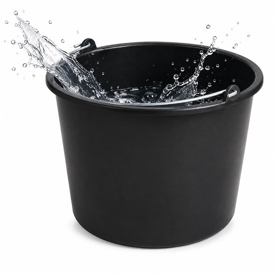 Zwarte emmer met water dat eruit spat.