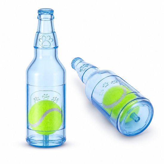 Blauwe kunststof fles met een groene tennisbal erin, met pootafdrukken.