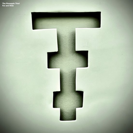Album cover met uitgesneden 'T'-vorm op lichtgroene achtergrond. "The Pineapple Thief Far and Wide" in de linkerbovenhoek.